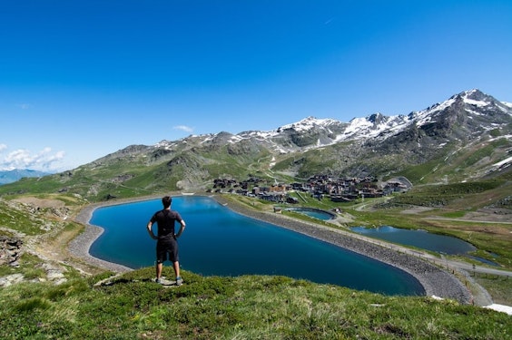 Randonnée autour d'un lac d'altitude à Val Thorens en été, Savoie - Les Trois Vallées