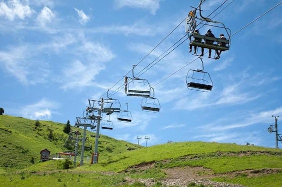 Domaine VTT avec télésiège à l'Alpe du Grand Serre en été, Isère