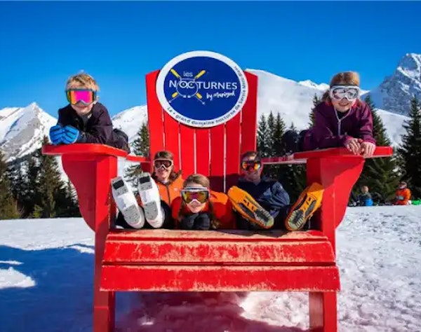 Horse-drawn sleigh Manigod — Haute-Savoie Children on horse-drawn sleigh at Manigod Haute-Savoie — winter family activity