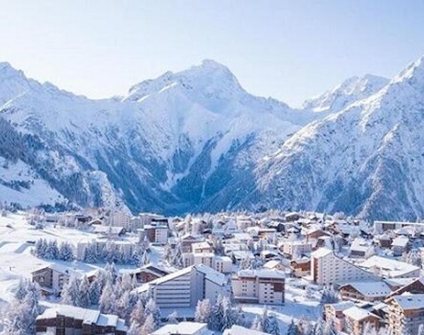 Les 2 Alpes in winter Isere Les 2 Alpes ski resort in winter Isere — snowy village and ski area