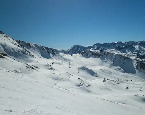 Spring skiing — snow-covered ski area Ski area still snow-covered in spring — spring skiing in the Alps