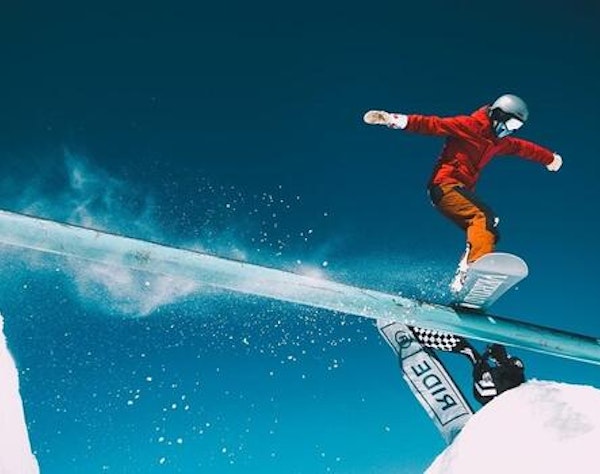 Skier on Les 2 Alpes slopes Skier on snowy slopes of Les 2 Alpes Isere — Passe Montagne partner resort