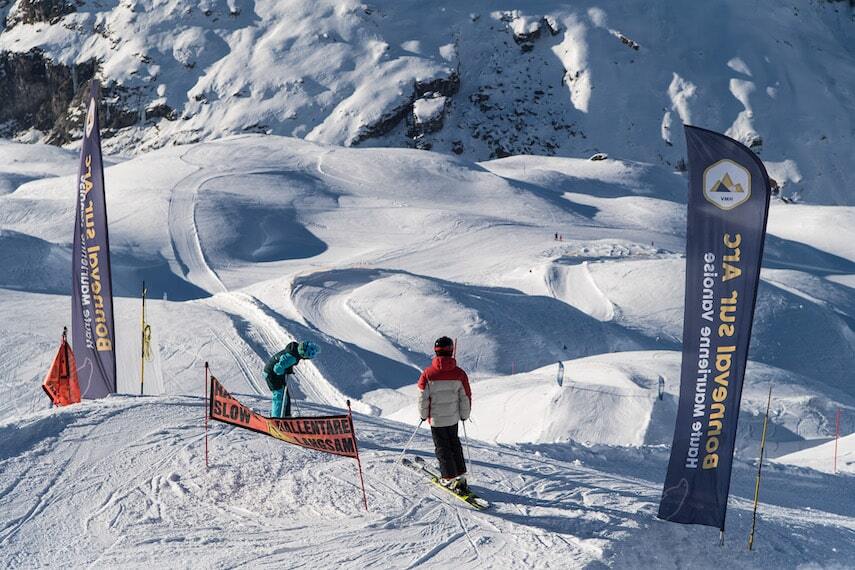 Station de ski de Bonneval-sur-Arc en hiver en Savoie — village et pistes face aux glaciers