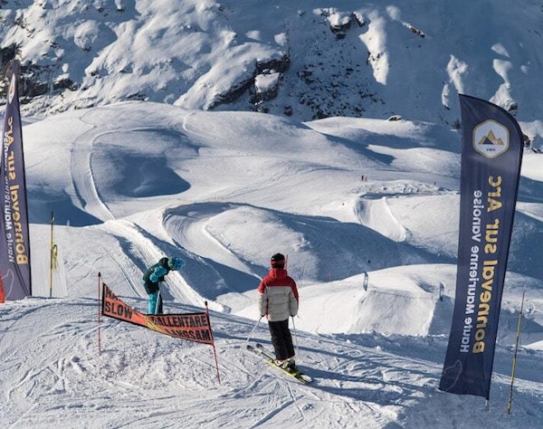 Bonneval-sur-Arc en hiver Station de ski de Bonneval-sur-Arc en hiver en Savoie — village et pistes face aux glaciers