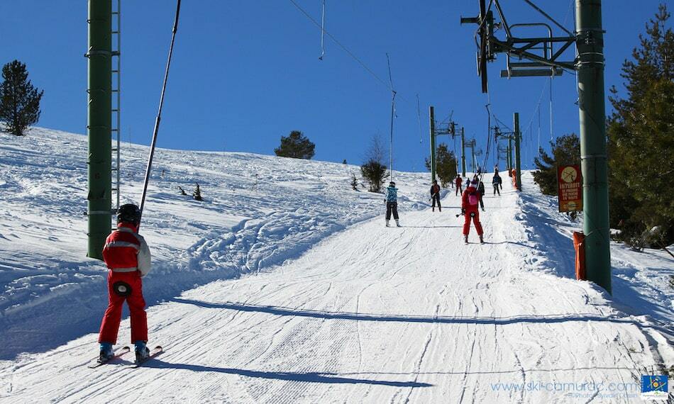 Domaine skiable de Camurac dans les Pyrenees — station de ski au coeur de la foret