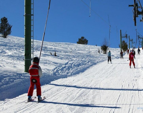 Camurac, domaine skiable Domaine skiable de Camurac dans les Pyrenees — station de ski au coeur de la foret