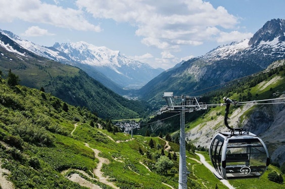 Chamonix Mont-Blanc télécabine été Télécabine à Chamonix Mont-Blanc en été en Haute-Savoie — station 4 saisons