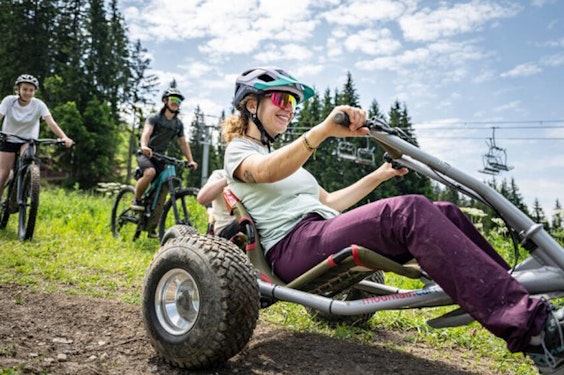 Mountain kart Manigod — activite ete Haute-Savoie Mountain kart a Manigod en Haute-Savoie — activite ludique ete en station de ski, partenaire Passe Montagne