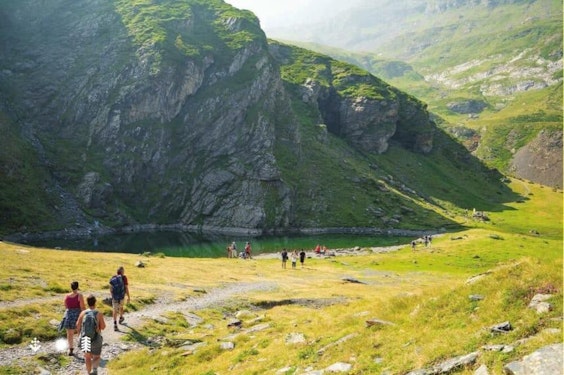 Randonnee lac Piau Engaly — Hautes-Pyrenees Randonneurs au bord du lac de Piau Engaly dans les Hautes-Pyrenees — activite ete en station de ski