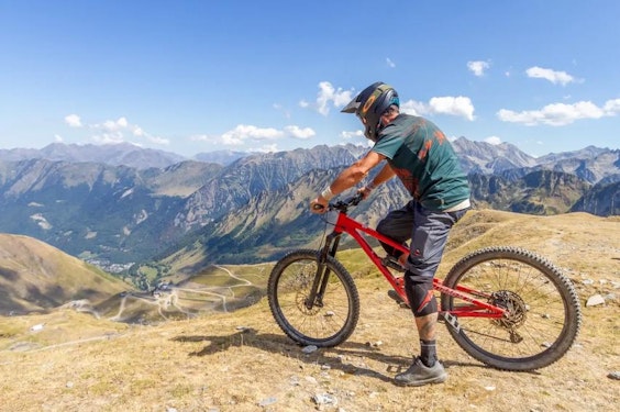 VTT bike park Cauterets vue Pyrenees — Hautes-Pyrenees VTTiste sur le bike park de Cauterets avec vue panoramique sur les Pyrenees — activite ete en station partenaire Passe Montagne