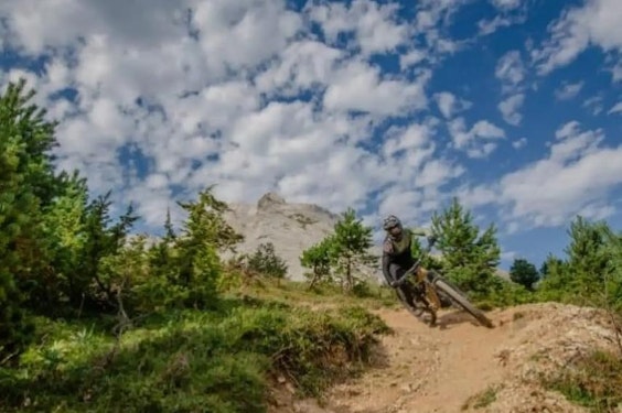VTT de descente sur le bike park de Gourette dans les Pyrenees-Atlantiques — activite ete en station partenaire Passe Montagne