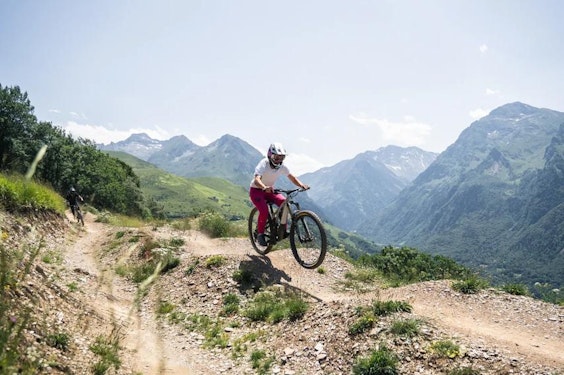 VTT descente bike park Peyragudes — Hautes-Pyrenees VTT de descente sur le bike park de Peyragudes dans les Hautes-Pyrenees — activite ete en station partenaire Passe Montagne