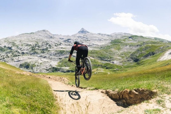 VTT saut bike park La Pierre Saint-Martin — Pyrenees VTTiste en saut sur le bike park de La Pierre Saint-Martin dans les Pyrenees-Atlantiques — activite ete en station