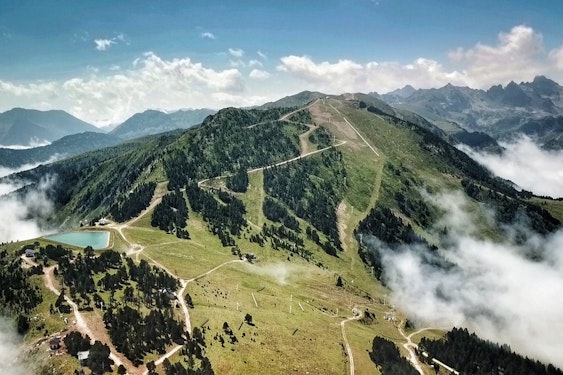 Vue aérienne du domaine d'Ax 3 Domaines en été, Ariège