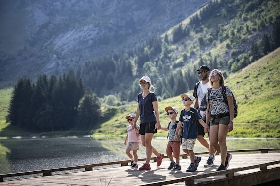 La Clusaz – randonnée famille au lac des Confins en été Randonnée en famille au bord du lac des Confins à La Clusaz en été (Haute-Savoie)