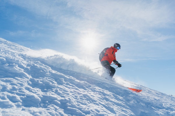 Ski dans la poudreuse à la station des Orres dans les Hautes-Alpes — sports d’hiver en station partenaire Passe Montagne