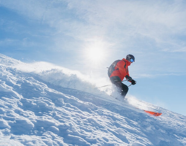 Ski en poudreuse aux Orres en hiver (Hautes-Alpes) | Passe Montagne Ski dans la poudreuse à la station des Orres dans les Hautes-Alpes — sports d’hiver en station partenaire Passe Montagne