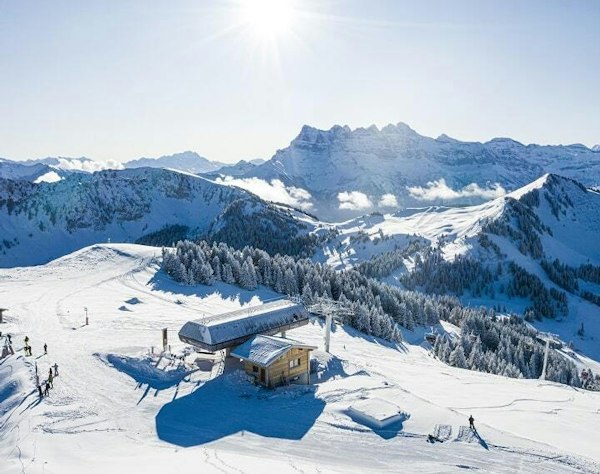 Forfait ski Châtel pas cher | Passe Montagne Vue sur le domaine skiable enneigé de Châtel et la gare du télésiège en Haute-Savoie