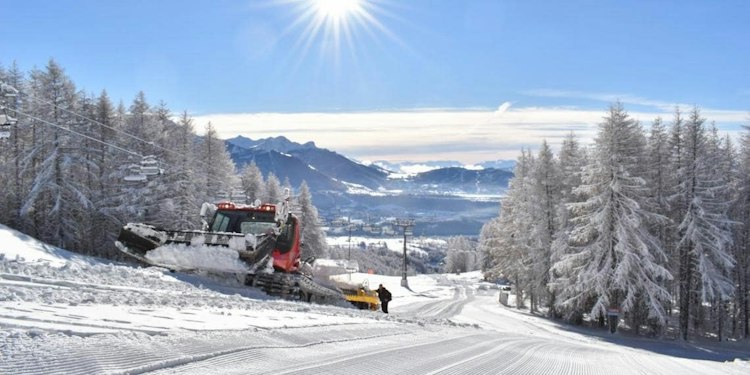 Dameuse sur une piste de Chaillol au-dessus de la mer de nuages du Champsaur