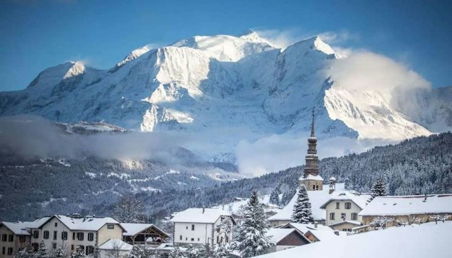 Le village de Combloux et son clocher face au massif du Mont-Blanc
