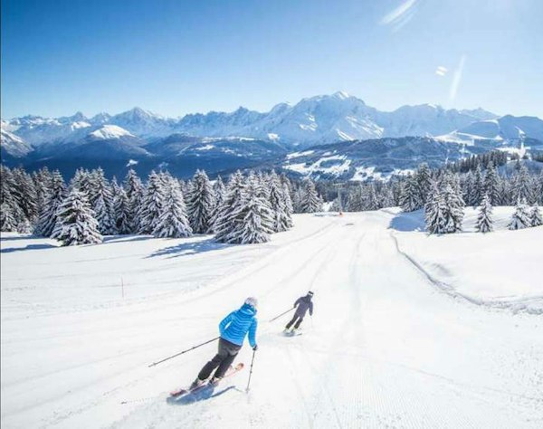 Forfait ski Combloux pas cher | Passe Montagne Skieurs sur une large piste de Combloux face à la chaîne du Mont-Blanc