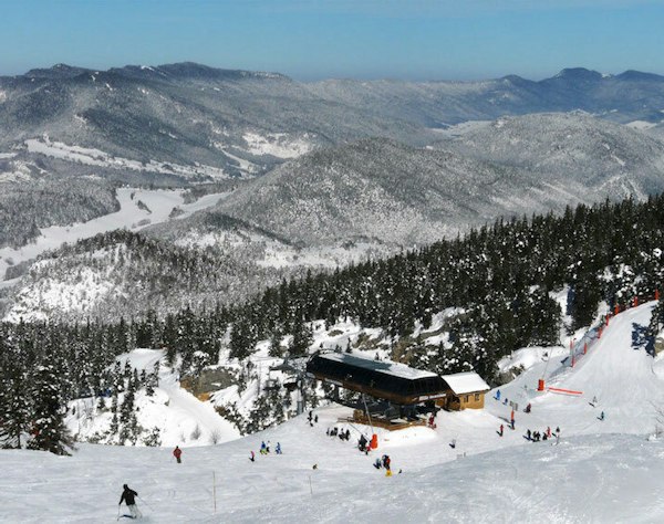 Corençon-en-Vercors cheap ski pass | Passe Montagne Snow front and runs at Corençon-en-Vercors above the Vercors forests