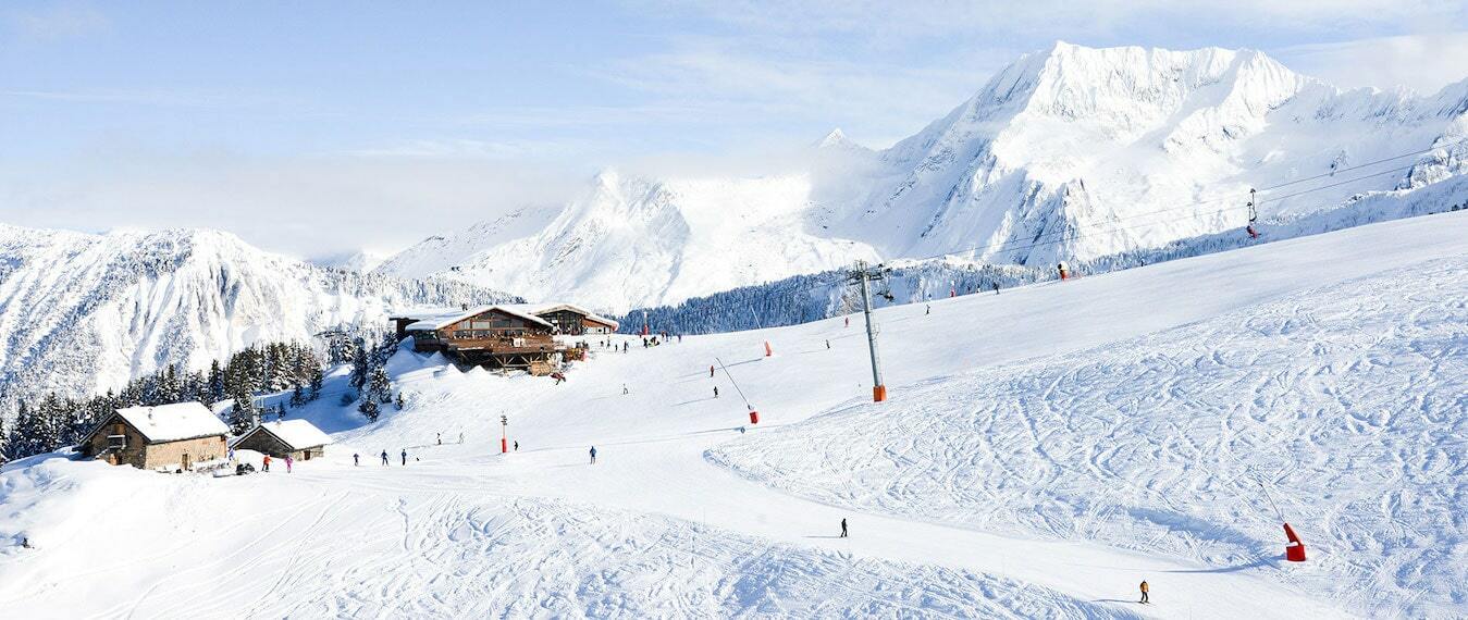 Large panorama sur le domaine skiable de Courchevel et ses pistes damées en Savoie