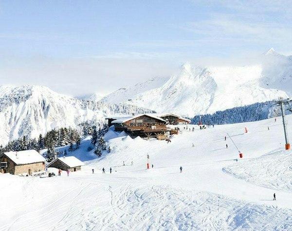 Forfait ski Courchevel pas cher | Passe Montagne Large panorama sur le domaine skiable de Courchevel et ses pistes damées en Savoie