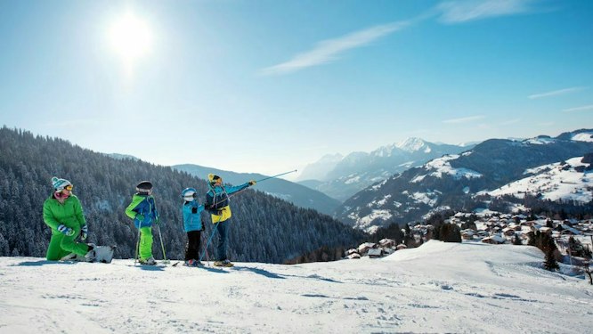 Crest-Voland Cohennoz cheap ski pass | Passe Montagne Group of skiers facing the Beaufortain panorama from Crest-Voland Cohennoz, Savoie
