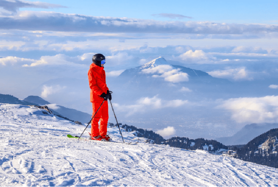 Forfait ski Flaine Grand Massif pas cher | Passe Montagne Skieur sur une crête de Flaine face à la mer de nuages en Haute-Savoie