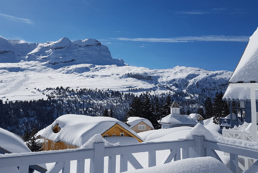 Toits enneigés de Flaine et panorama sur les sommets du Grand Massif
