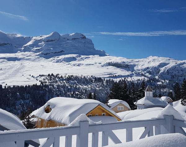 Grand Massif Toits enneigés de Flaine et panorama sur les sommets du Grand Massif