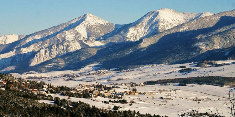 Font-Romeu Pyrénées 2000 cheap ski pass | Passe Montagne Panorama of Font-Romeu village and the snowy peaks of the Pyrénées-Orientales