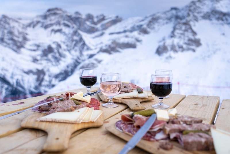 Planche de produits locaux servie en altitude face aux sommets de Gavarnie