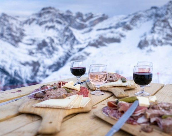 Forfait ski Gavarnie pas cher | Passe Montagne Planche de produits locaux servie en altitude face aux sommets de Gavarnie