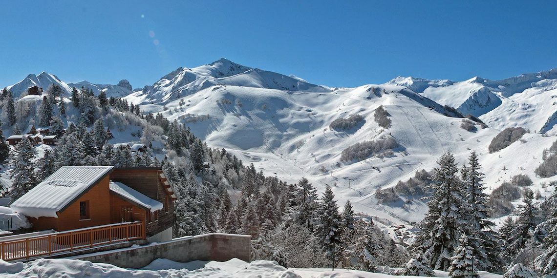 Chalet en bois à Guzet face au panorama des sommets enneigés de l’Ariège
