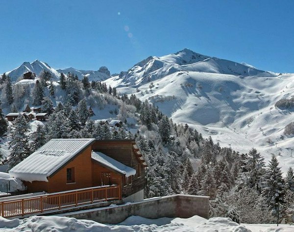 Forfait ski Guzet pas cher | Passe Montagne Chalet en bois à Guzet face au panorama des sommets enneigés de l’Ariège
