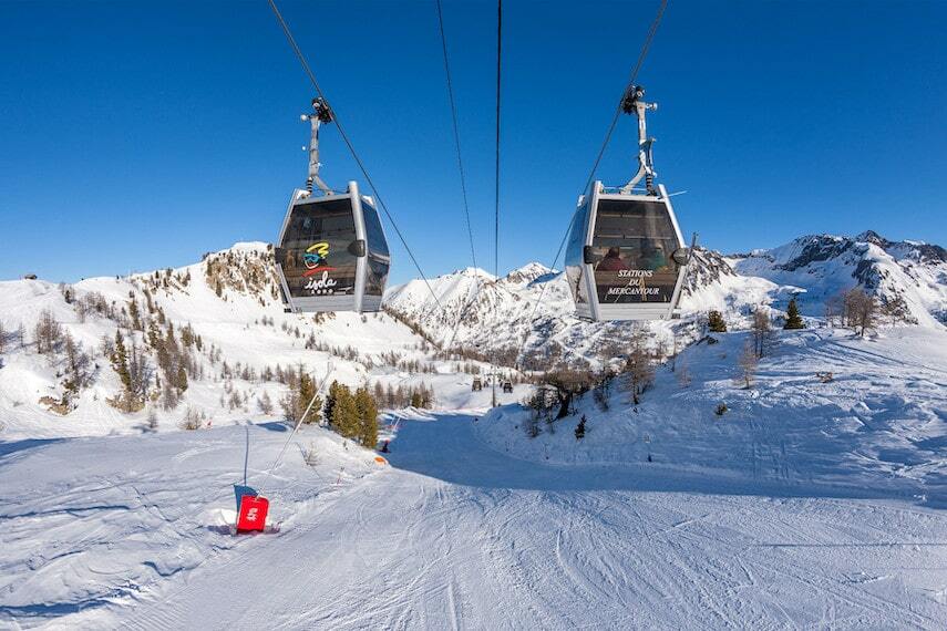 Cabines de télécabine au-dessus d'une piste d'Isola 2000 dans les Alpes-Maritimes