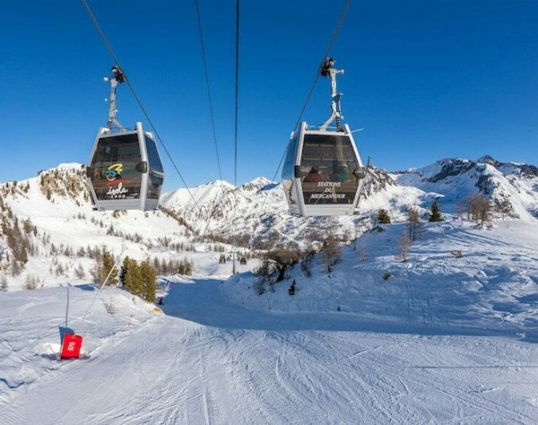 Forfait ski Isola 2000 pas cher | Passe Montagne Cabines de télécabine au-dessus d'une piste d'Isola 2000 dans les Alpes-Maritimes