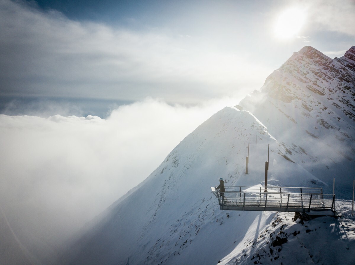 Crête et passerelle panoramique de La Clusaz au-dessus de la mer de nuages