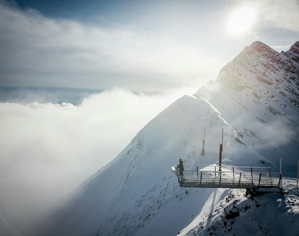 Forfait ski La Clusaz pas cher | Passe Montagne Crête et passerelle panoramique de La Clusaz au-dessus de la mer de nuages