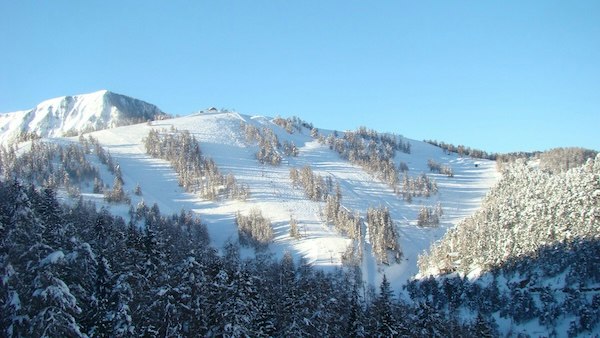 Versant enneigé et pistes du domaine de La Colmiane dans les Alpes-Maritimes