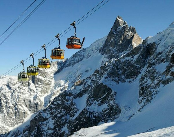 Forfait ski La Grave pas cher | Passe Montagne Cabines du téléphérique de La Grave au-dessus des parois de la Meije