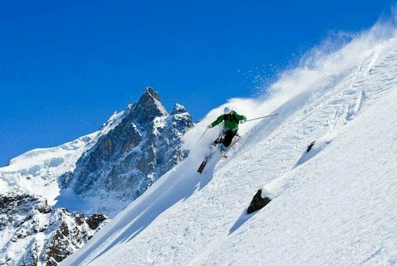 Skieur en poudreuse hors-piste sur les pentes de La Grave dans les Hautes-Alpes