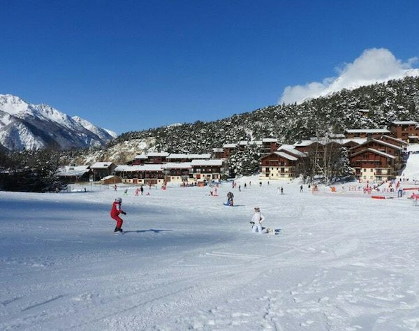 La Norma cheap ski pass | Passe Montagne Snow front at La Norma with its chalets at the foot of the runs, Savoie
