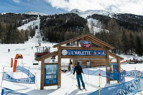 Départ des remontées mécaniques de La Norma au pied du domaine skiable en Savoie
