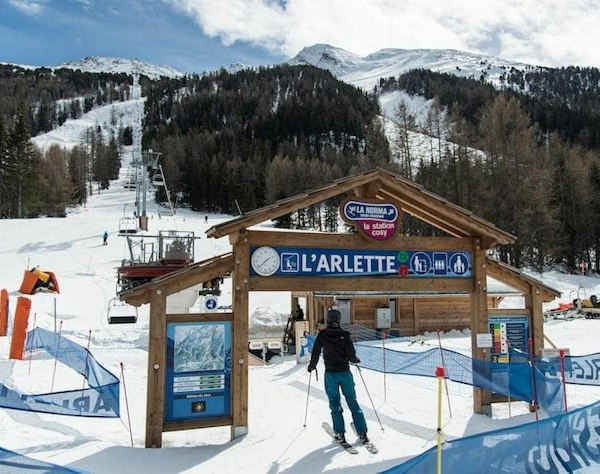 Forfait ski La Norma pas cher | Passe Montagne Départ des remontées mécaniques de La Norma au pied du domaine skiable en Savoie
