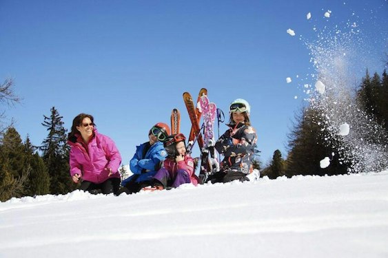 Famille jouant dans la neige sur les pistes de La Norma en Savoie