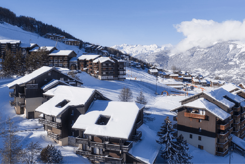 Chalets enneigés de La Plagne au-dessus de la vallée en Savoie