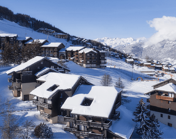 Forfait ski La Plagne pas cher | Passe Montagne Chalets enneigés de La Plagne au-dessus de la vallée en Savoie